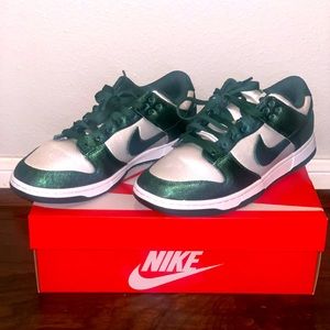 Woman’s Dunk low “satin green”
